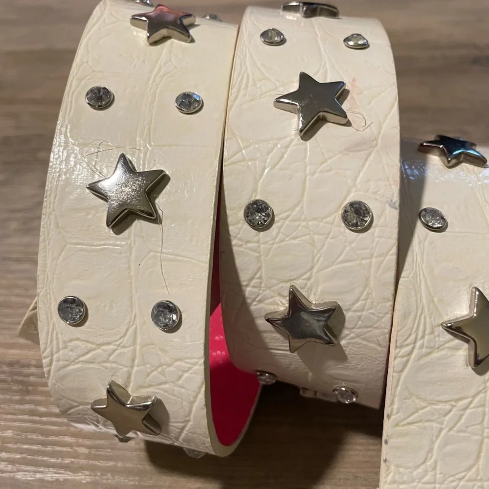 Guess white faux leather biker rocker belt w silver stars and Rhinestone accents